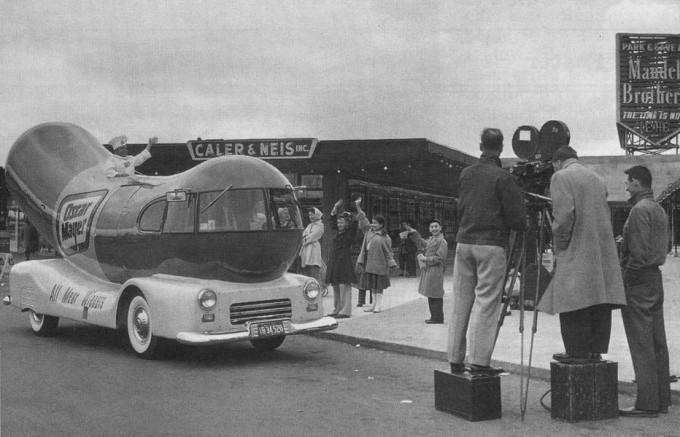 Oscar_Mayer_Wienermobile-photo